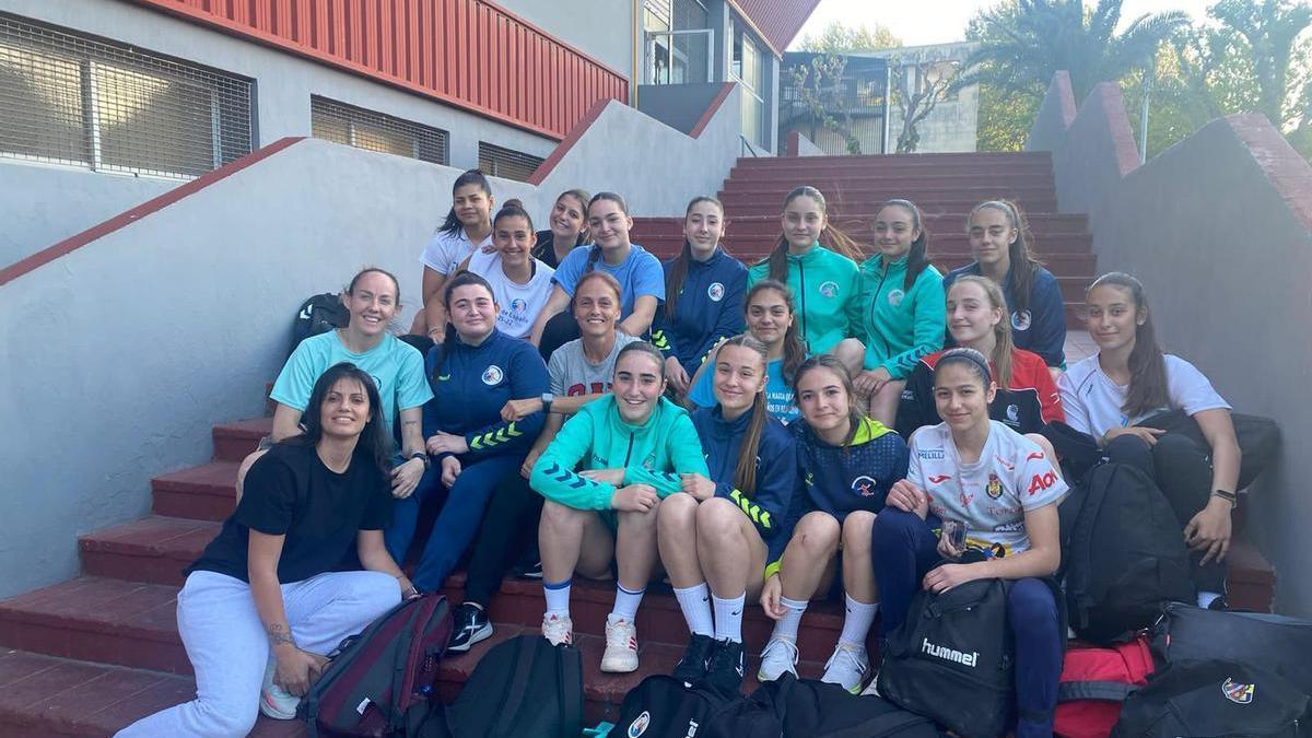 Silvia Navarro, con las jugadoras del Grupo USA Handbol Mislata