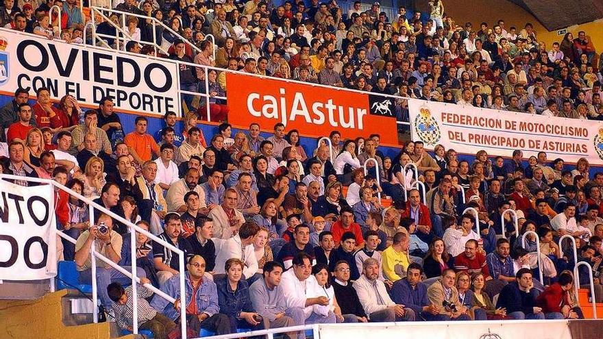 Las gradas del Palacio de los Deportes, llenas durante una prueba de trial en el año 2003.