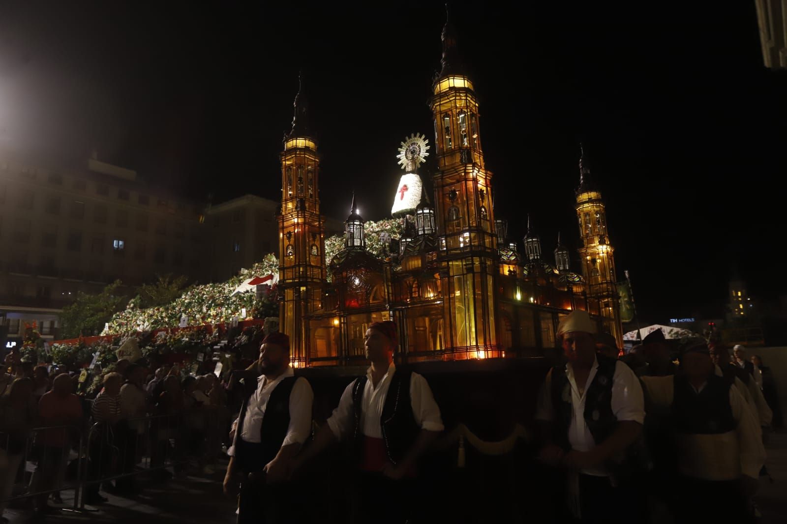 En imágenes | El Rosario de Cristal ya deslumbra por las calles de Zaragoza