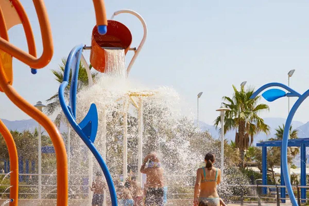 Cubo con agua en el parque gratuito que habilita el Ayuntamiento de Málaga.