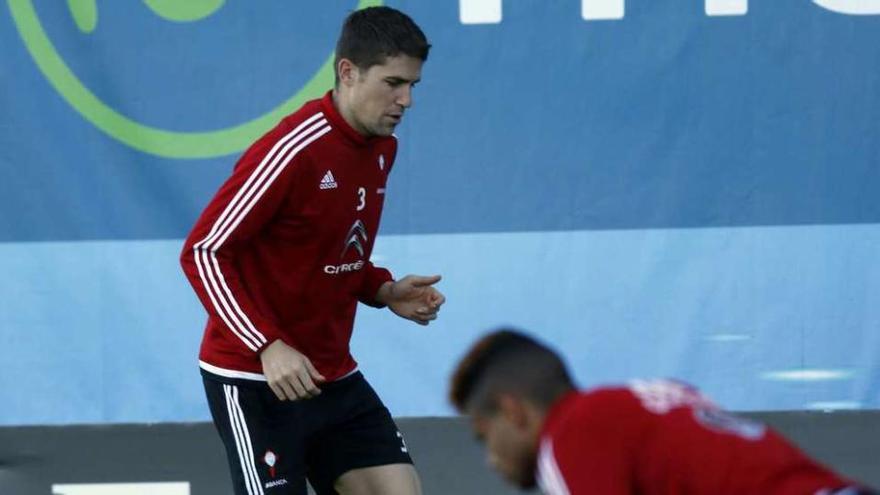 Andreu Fontás, en el centro, durante un entrenamiento en A Madroa. // R.Grobas