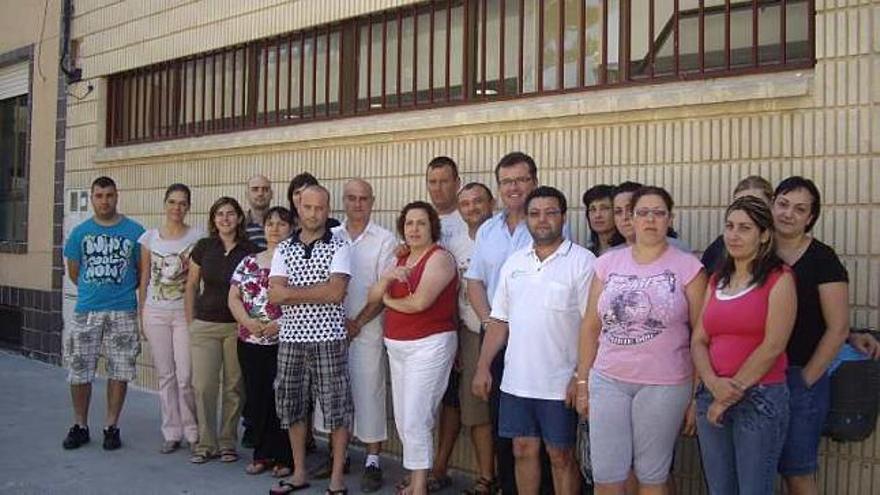 El alcalde, junto a los alumnos del taller.