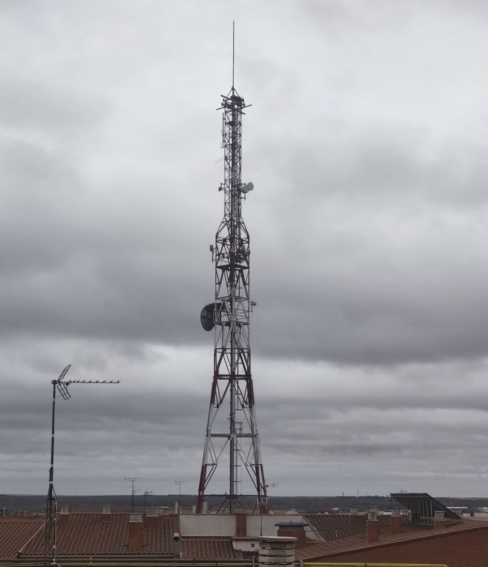 Torre de comunicaciones de Telefónica , entre las calles Toro y Villalpando.