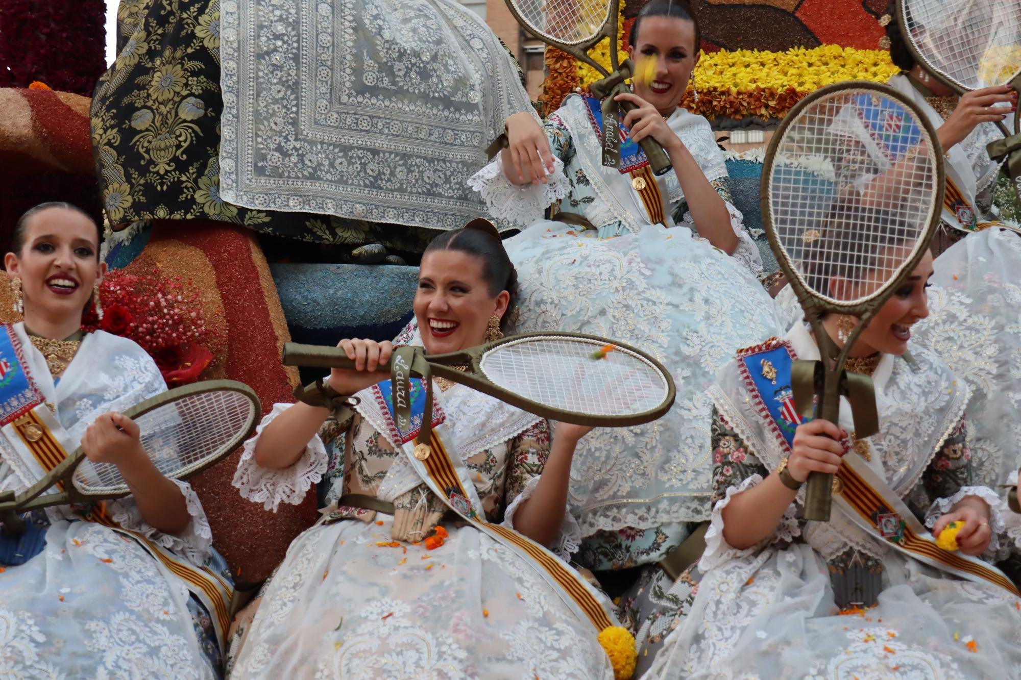 La Batalla de Flores reúne a las falleras de 2022 y 2023