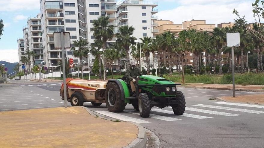 Coronavirus: Los agricultores se suman a limpiar las calles en Orpesa