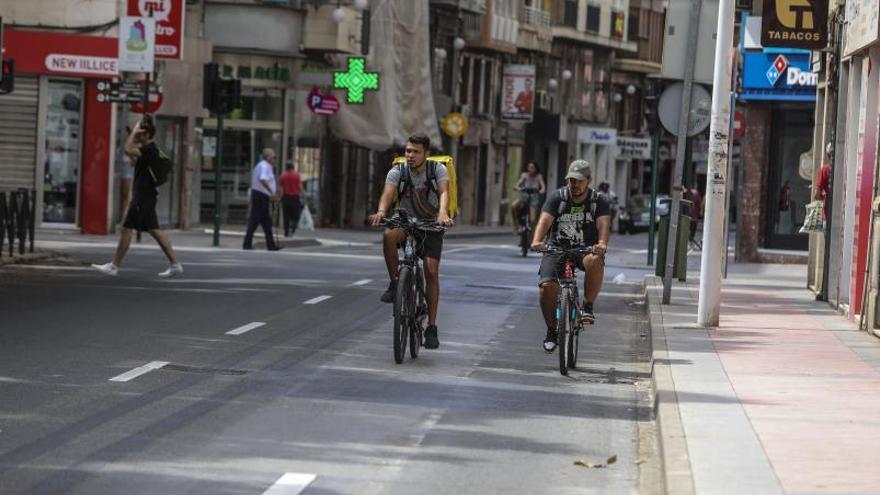 Ciclistas circulando por el carril bici de la calle Juan Carlos I ya borrado, la pasada semana. | ANTONIO AMORÓS