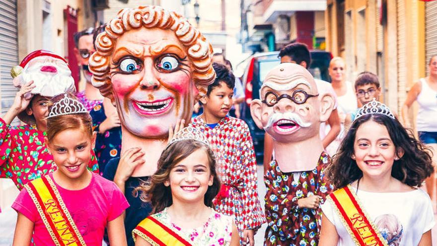 Cabezudos y niños en las fiestas del pueblo.