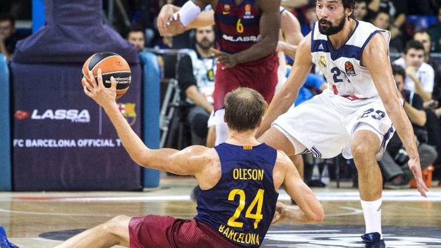 Llull lucha con Brad Oleson por la pelota, ayer en el Palau. // Q. García