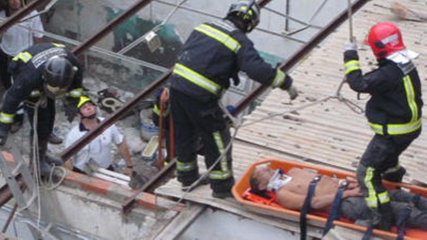 Rescatado por los bomberos tras caer desde 15 metros