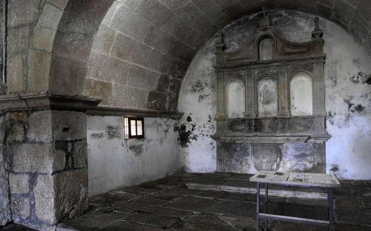 La humedad y el verdín se "comen" la capilla de Armenteira pendiente de arreglar