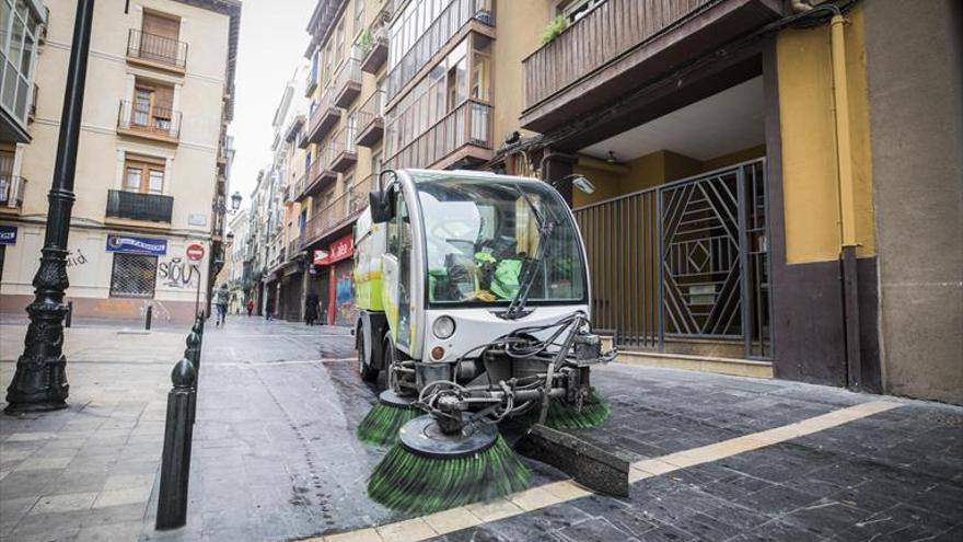 Zaragoza se recupera del cotillón y la basura acumulada en sus calles