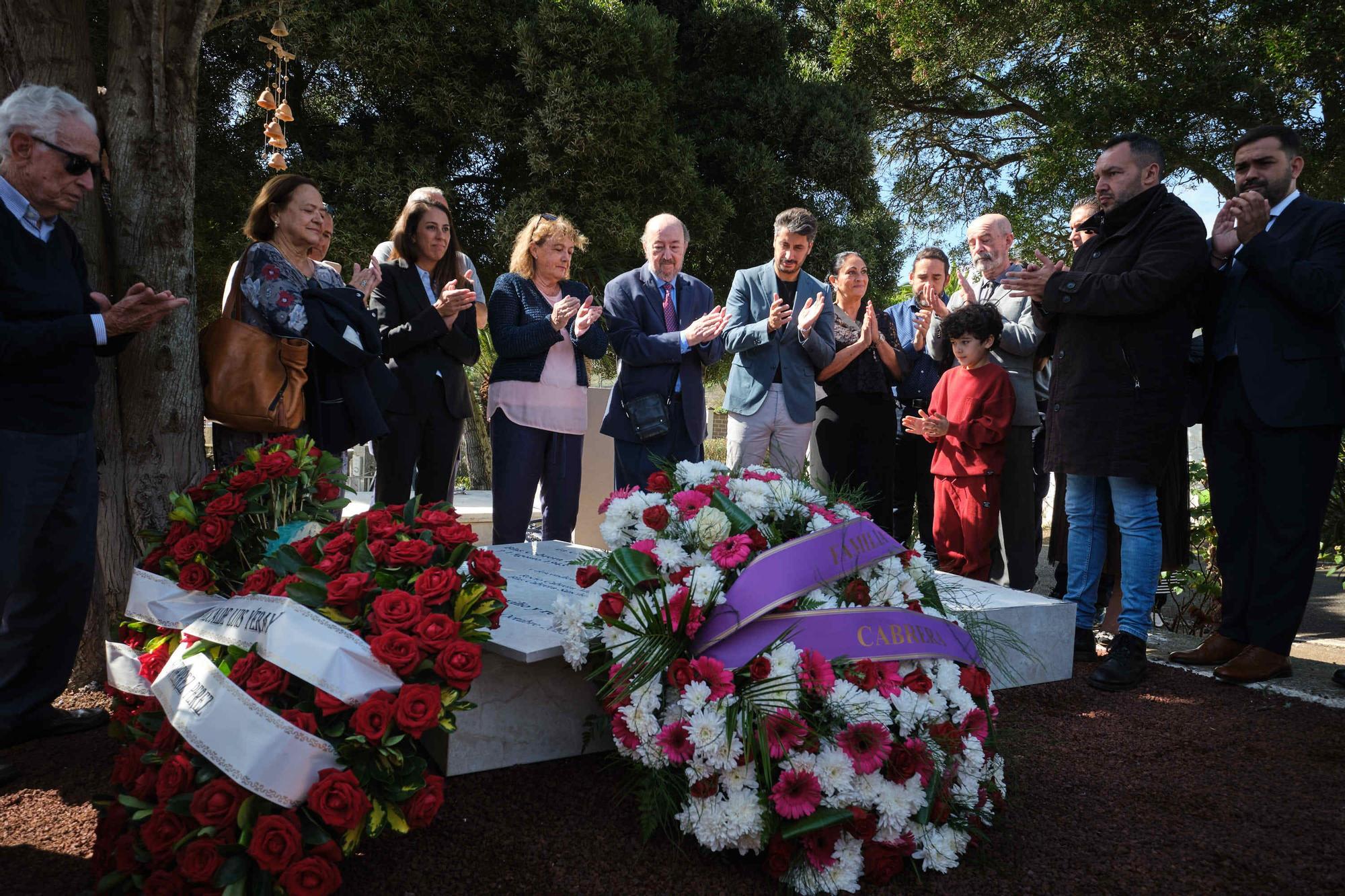 Entierro de los restos recuperados del físico Blas Cabrera Felipe en el cementerio de San Luis, La Laguna