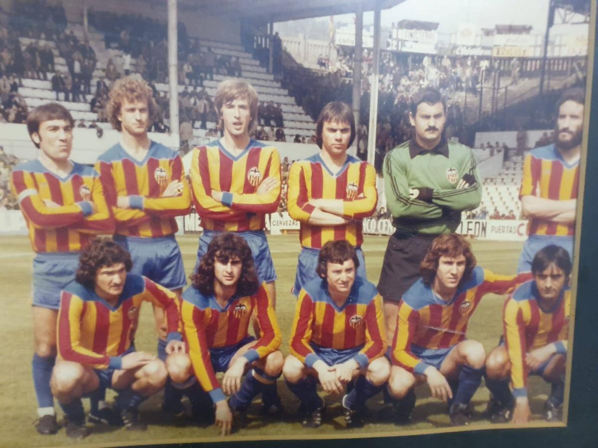 Cabezas, el tercer de dalt, a sobre Mario Kempes, en un onze amb el València