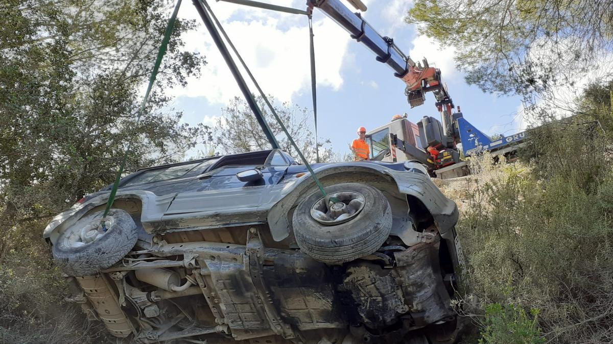 Un coche cae por un desnivel de 25 metros en Ibiza