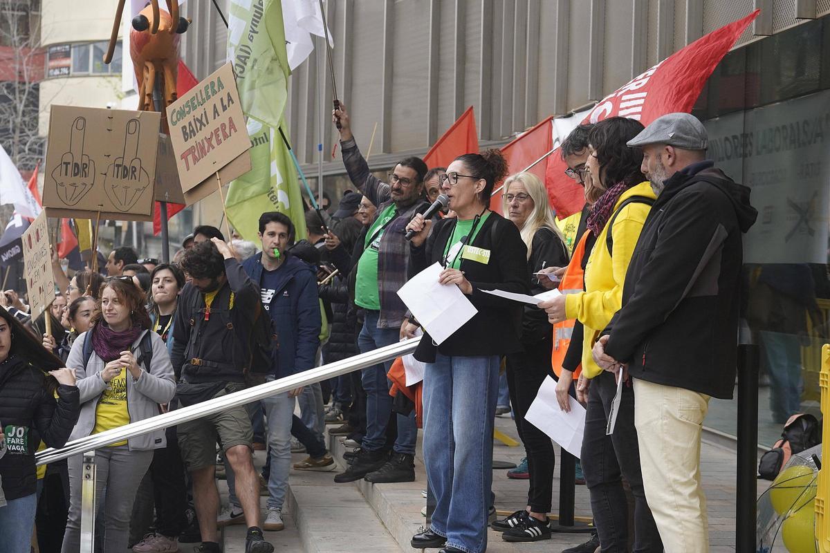 Les imatges de la protesta dels docents davant de la Generalitat a Girona