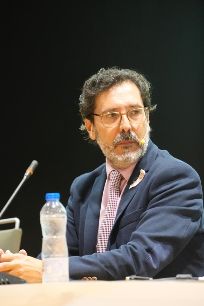 El doctor César Rodríguez, durante su intervención en la mesa redonda.