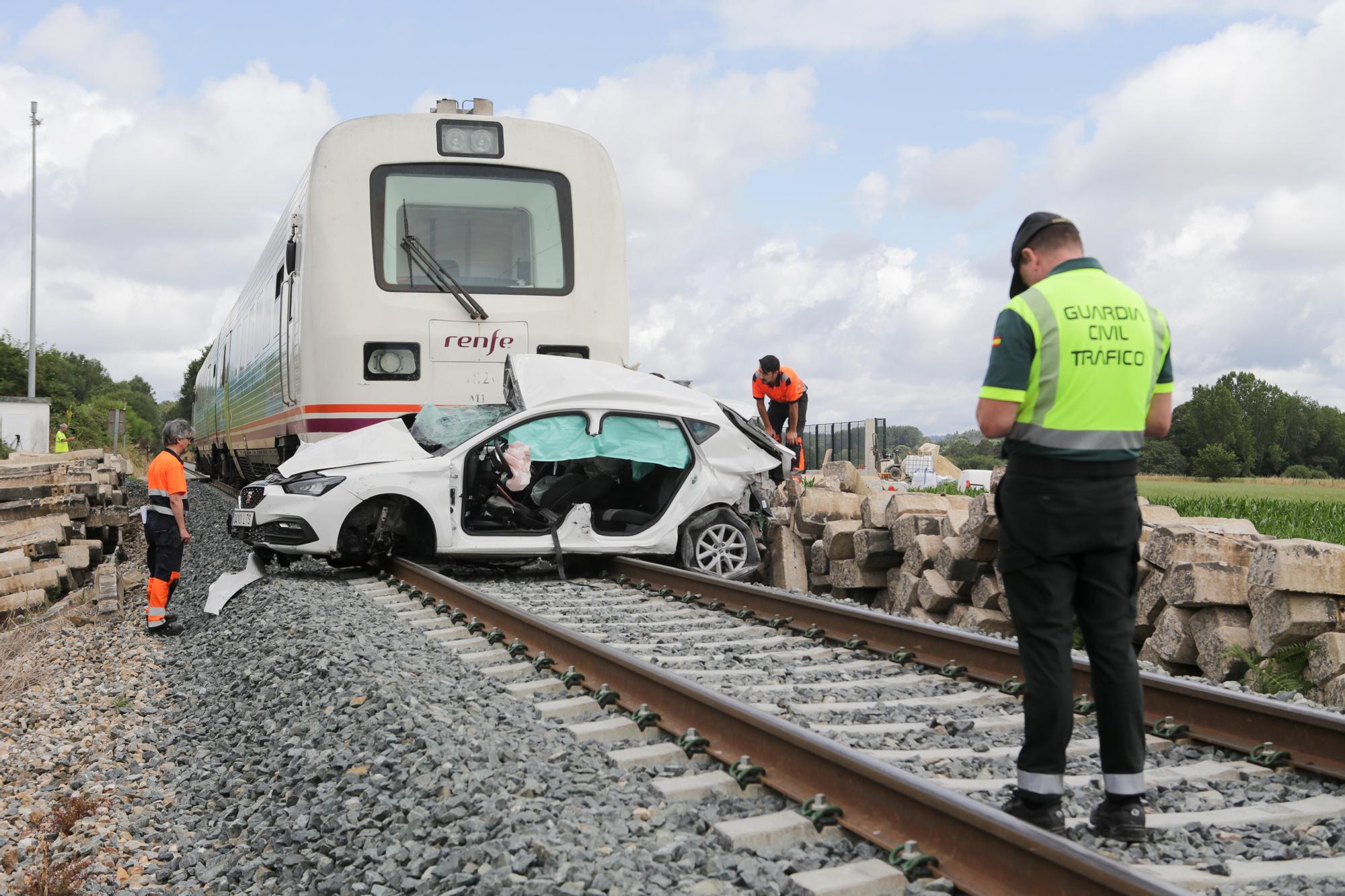 Un muerto y dos heridos graves al arrollar a un coche un tren que salió de A Coruña en un paso a nivel en Lugo