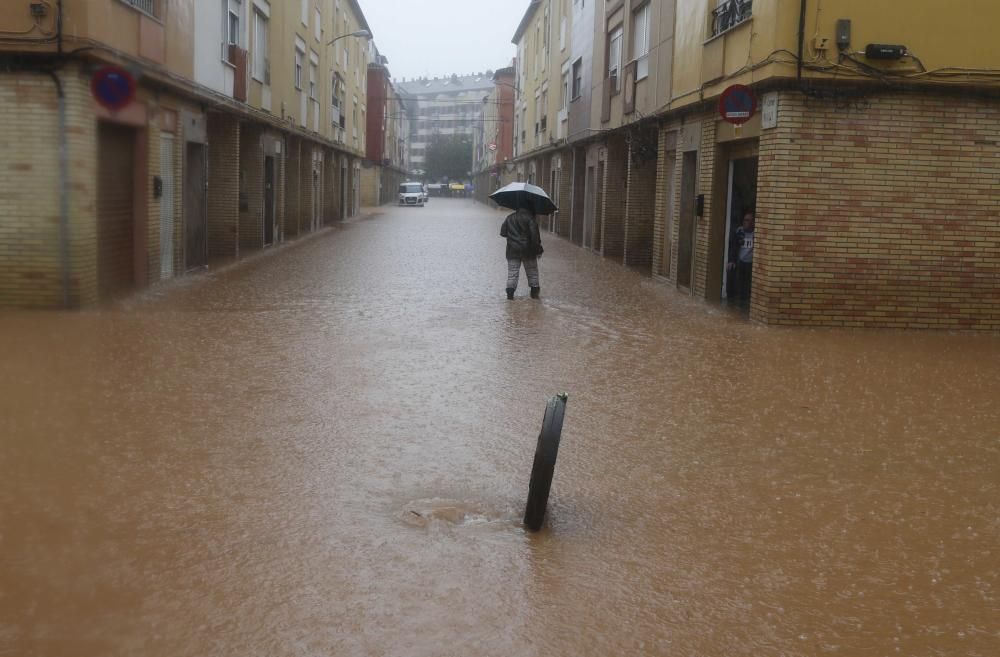 Consecuencias de la tromba de agua caída en Alzira esta pasada madrugada y esta mañana.