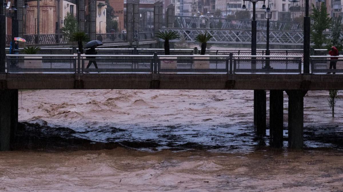 El río Guadalmedina, crecido por el aporte de los arroyos durante las fuertes lluvias.