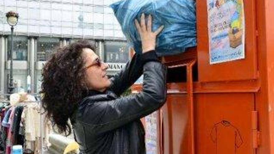 Una mujer donando ropa, en el Obelisco.