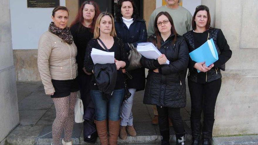 De izquierda a derecha, en primera fila, Nuria Gutiérrez, Mónica Castro, Beatriz Vale y Tere Álvarez, y detrás, Susana Díaz, Verónica Acebo y Juanjo Mata, a la puerta del Consistorio, con las firmas recogidas contra los crematorios.