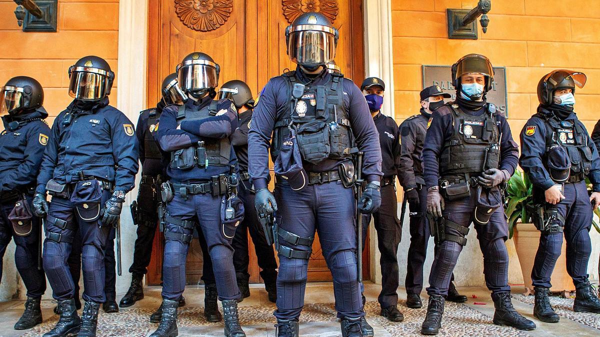Los antidisturbios de la Policía nacional apostados ante las puertas del Parlament para impedir la entrada de los manifestantes, que iban en busca de Armengol pensando que estaba dentro.