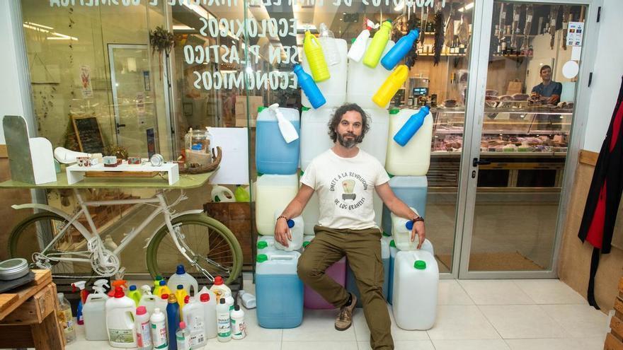 La tienda de A Coruña que sortea el peso de sus clientes en productos de limpieza: "Pensé que tendrían recelo, pero se animan"