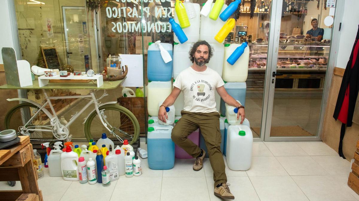 Daniel Rocha, en su tienda de productos sostenibles del Mercado de Elviña.