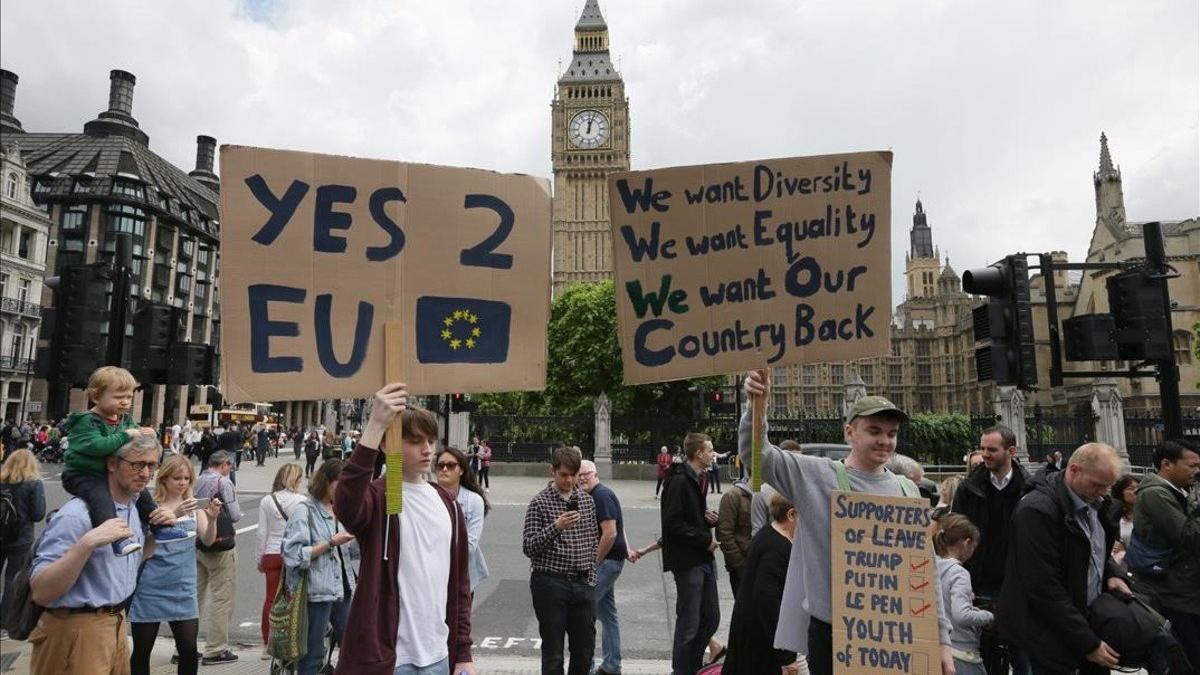 Opositores al Brexit en Parliament Square, el sábado.