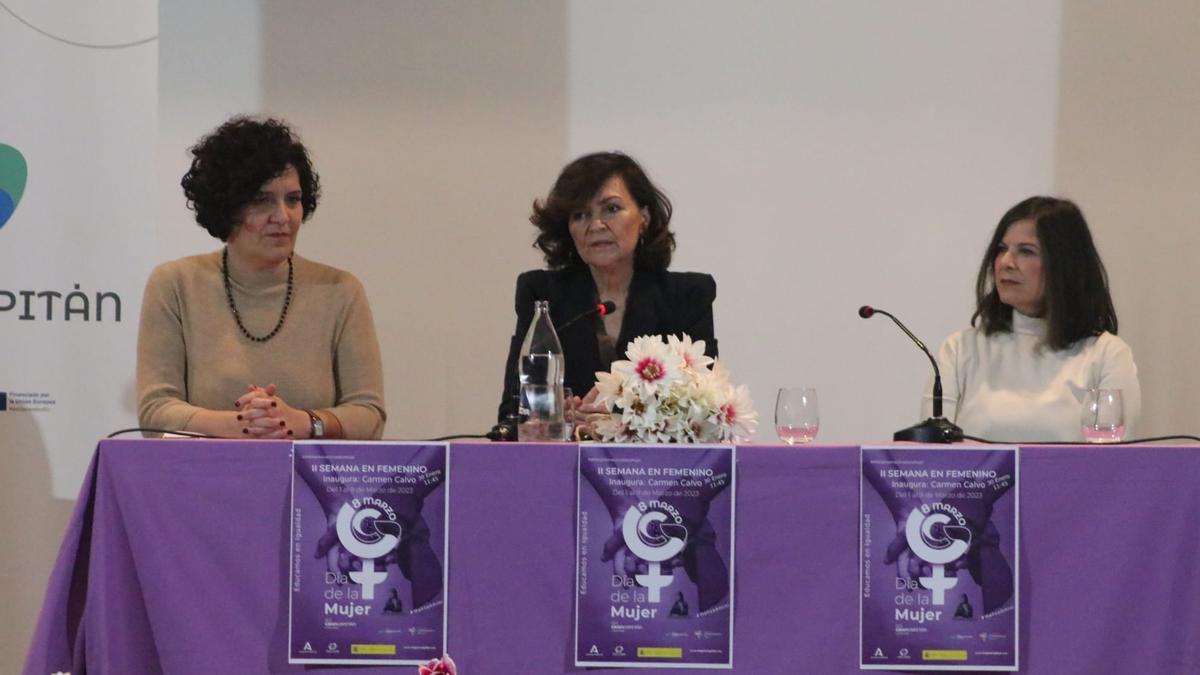 Un momento de la conferencia de Carmen Calvo este lunes en el IES Gran Capitán de Córdoba.