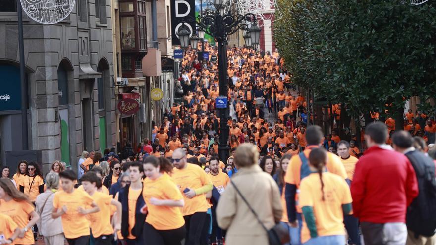 Oviedo se tiñe de naranja para ganarle corriendo al cáncer infantil