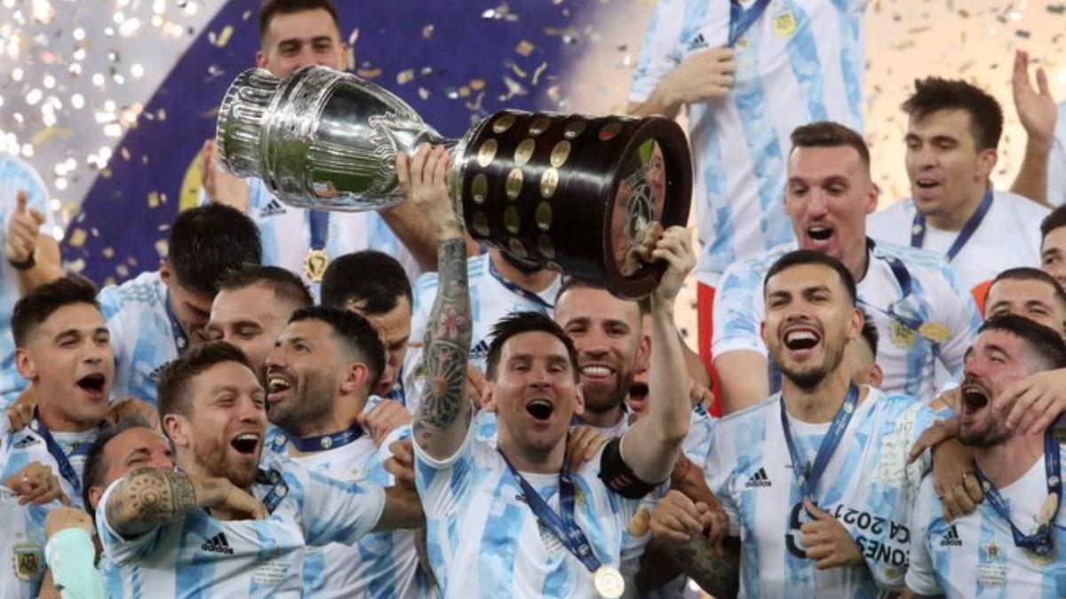 Messi levantando el trofeo de la Copa América
