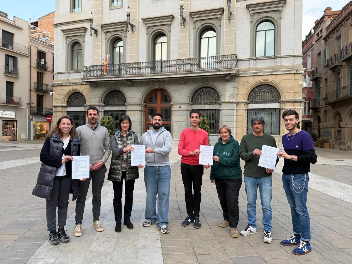 Representants d’ERC, Poble Actiu i Igualada en Comú, amb membres de la plataforma Ara Igualada, durant l’anunci del preacord aquest dilluns a la tarda