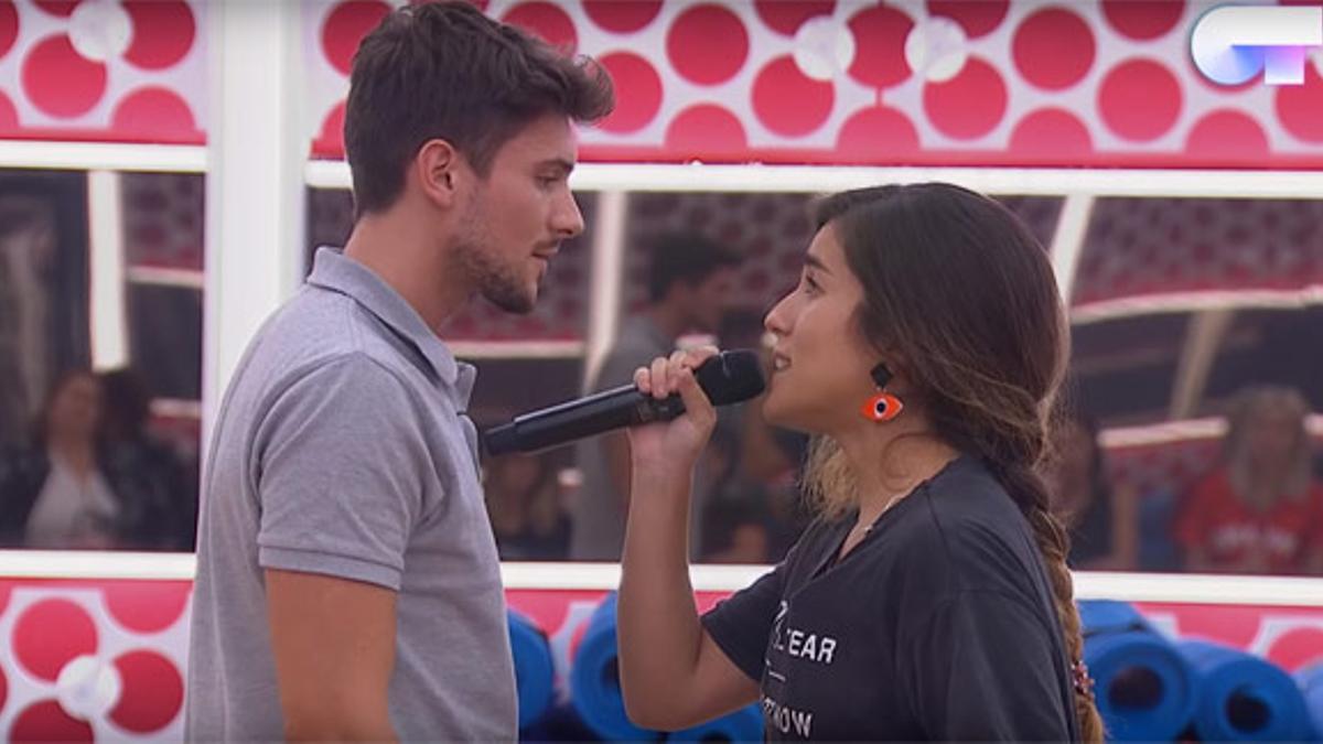 Carlos Right y Julia, con pendientes de Victoria Cobián, en el pase de micros de 'OT 2018'