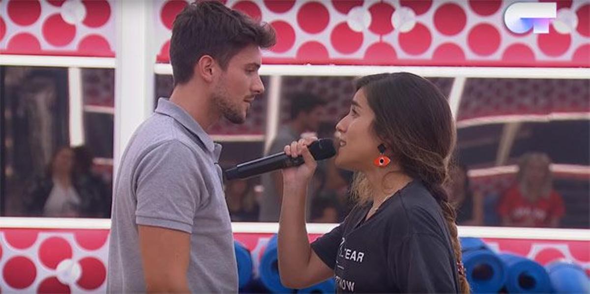 Carlos Right y Julia, con pendientes de Victoria Cobián, en el pase de micros de 'OT 2018'