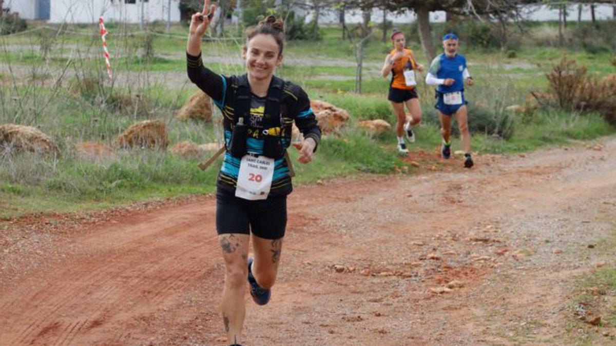 Aneta María Moldován saluda en el recorrido.