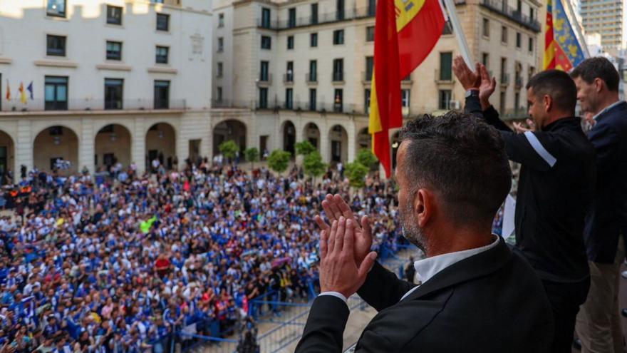 Los jugadores y el cuerpo técnico del Hércules, en el balcón del Ayuntamiento de Alicante. | HÉRCULES CF