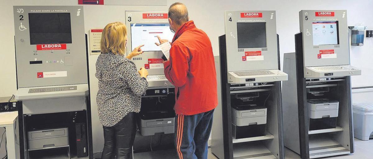 Interior de una oficina Labora, con las máquinas para realizar gestiones.