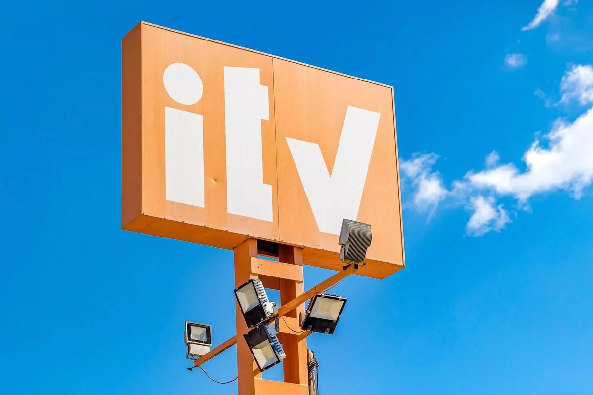 Cartel de ITV en la estación de Benidorm.