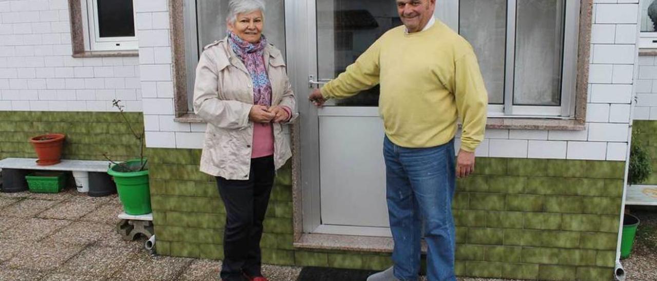 Raquel Rodríguez y Gonzalo Fernández, a la puerta de su casa.