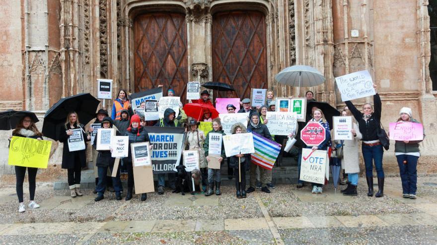 La marcha contra las armas reúne a medio centenar de personas en Palma