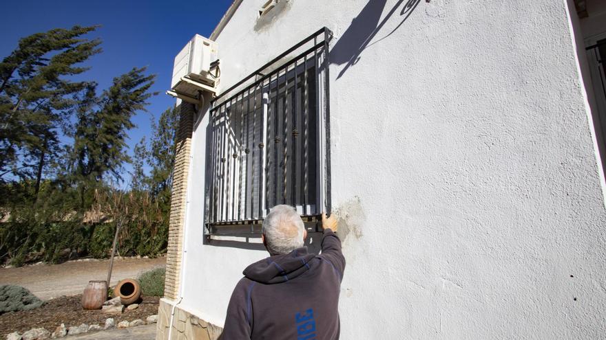 Oleada de asaltos a viviendas en Canals: &quot;Estábamos durmiendo y los ladrones dispararon la alarma&quot;