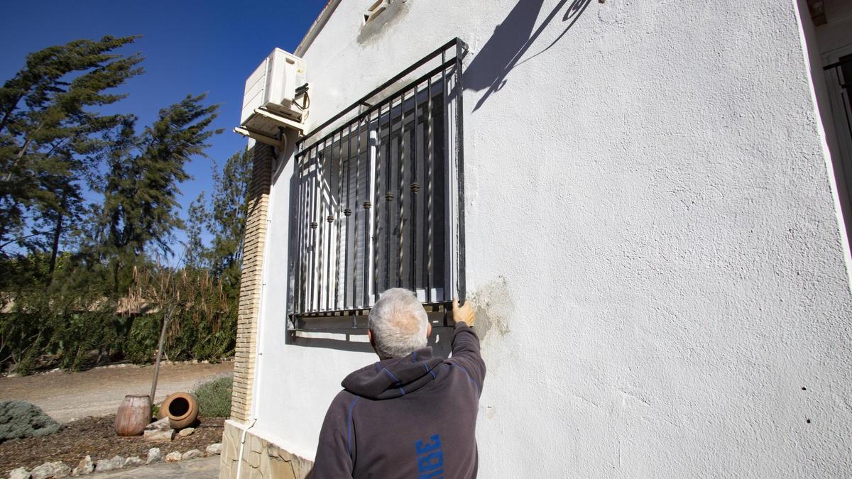 El propietario de la vivienda ubicada en el diseminado de Canals señala el punto por el que los ladrones intentaron entrar a la casa.