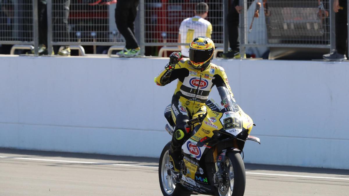 Ianonne celebra su victoria en Motorland este sábado.