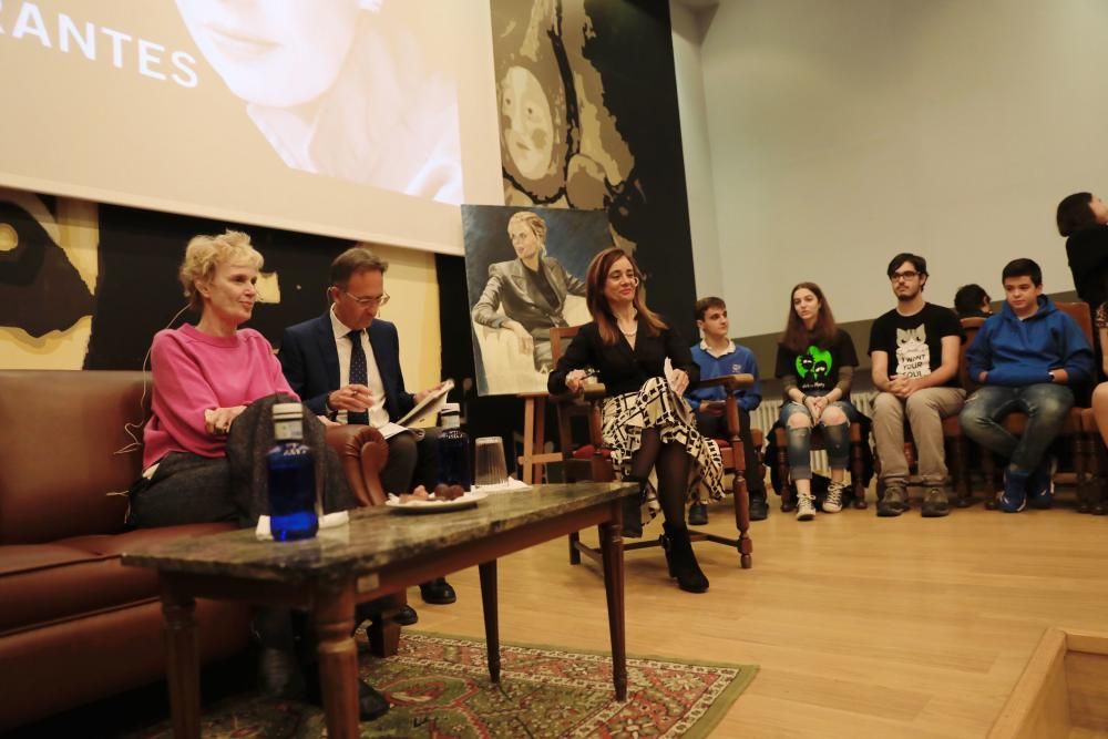 iri Hustvedt mantiene un encuentro con estudiantes en Oviedo.