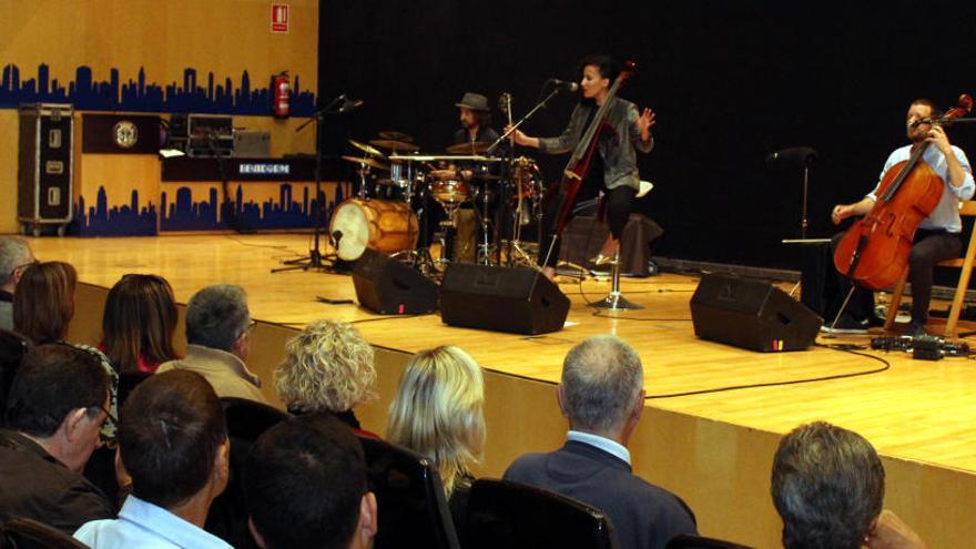 Música jazz para inaugurar el nuevo sistema de sonido del salón de actos de Benidorm