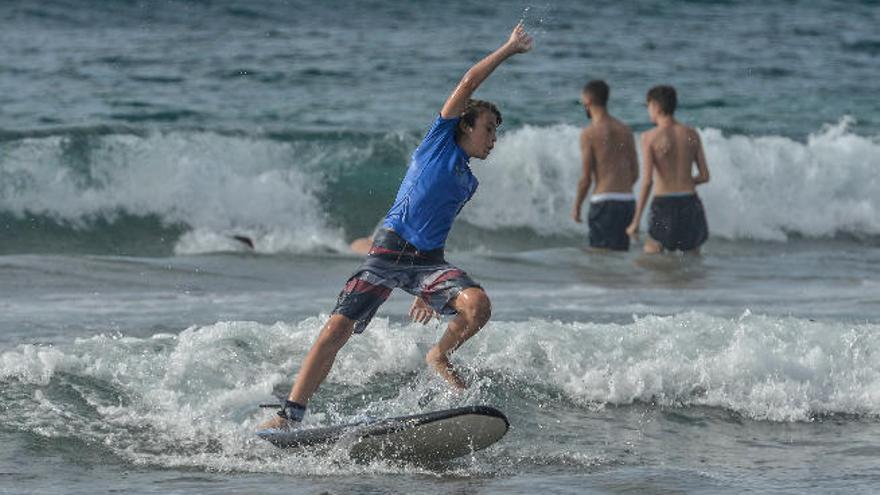 Un chico en plena ola en la playa capitalina grancanaria.