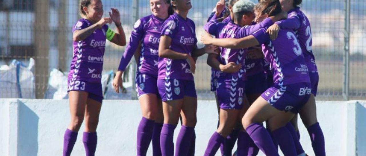 Las jugadoras del UD Granadilla Tenerife celebran un gol.