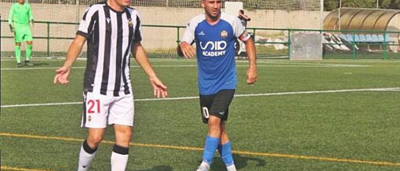 Dos jugadores del Castellón y el Benigànim, durante el partido | LEVANTE-EMV