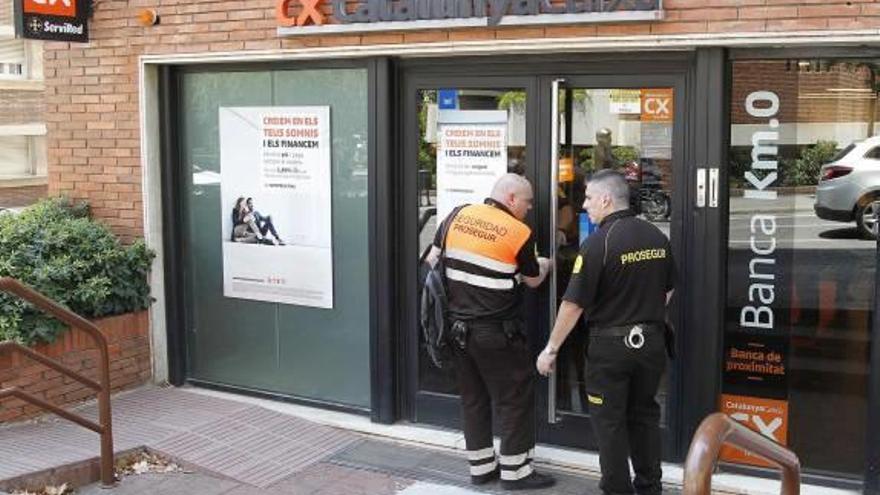 Un hombre mata a un mayordomo y a la directora de un banco en Barcelona y luego se suicida